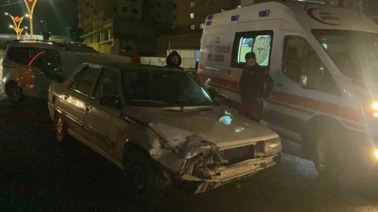 Pikap ile otomobil çarpıştı: 1 hafif yaralı