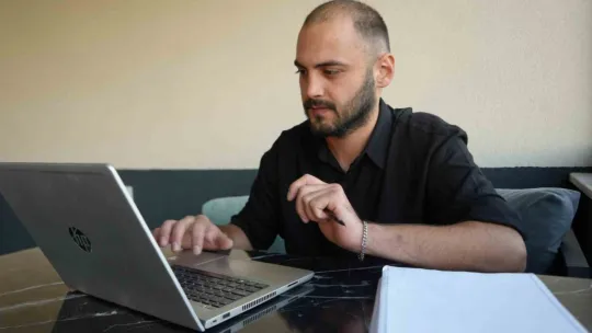 Pilav yaparak hem okuyor hem geçimini sağlıyor