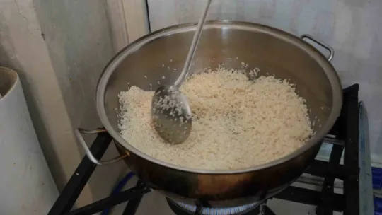 Pilav yaparak hem okuyor hem geçimini sağlıyor