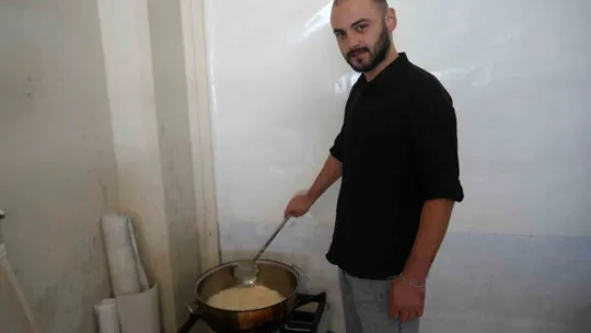 Pilav yaparak hem okuyor hem geçimini sağlıyor