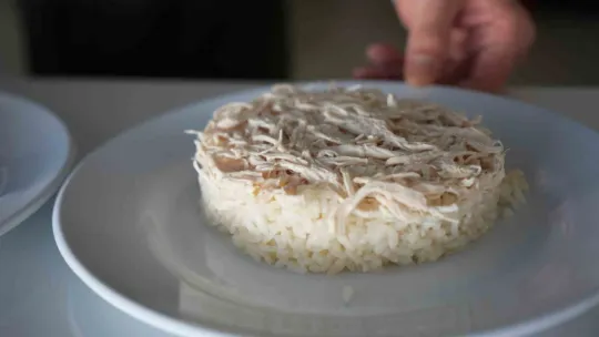 Pilav yaparak hem okuyor hem geçimini sağlıyor