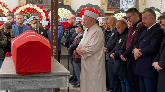Pilota oğlu ve eşinden asker selamıyla veda
