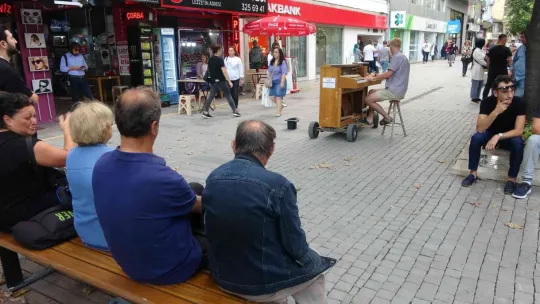 Piyanosuyla dünyayı geziyor
