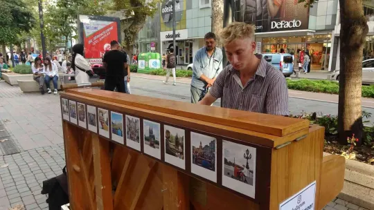 Piyanosuyla dünyayı geziyor