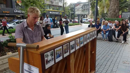 Piyanosuyla dünyayı geziyor