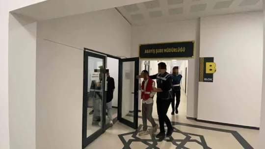 119 akıllı cep telefonu böyle çalındı!