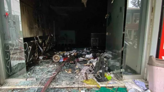 Dükkan küle döndü, sadaka kutusundaki paralar zarar görmedi