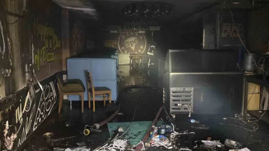 Dükkan küle döndü, sadaka kutusundaki paralar zarar görmedi