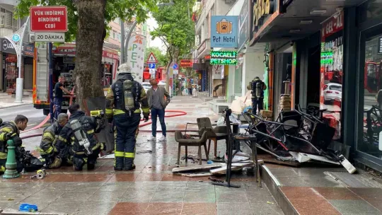 Dükkan küle döndü, sadaka kutusundaki paralar zarar görmedi