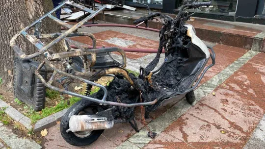 Dükkan küle döndü, sadaka kutusundaki paralar zarar görmedi