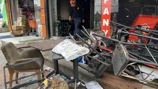 Dükkan küle döndü, sadaka kutusundaki paralar zarar görmedi