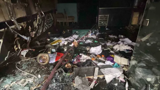 Dükkan küle döndü, sadaka kutusundaki paralar zarar görmedi