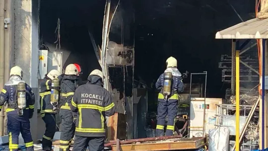 Plastik fabrikasında kimyasal tank patladı