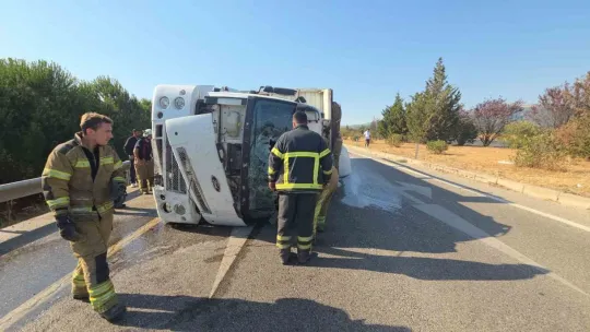 Plastik hammadde yüklü kamyon devrildi