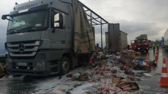 Plastik malzeme taşıyan tır TEM'de alev alev yandı