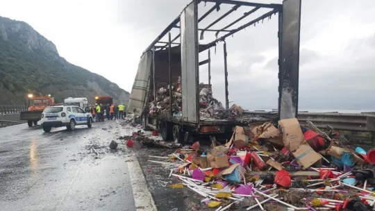 Plastik malzeme taşıyan tır TEM'de alev alev yandı