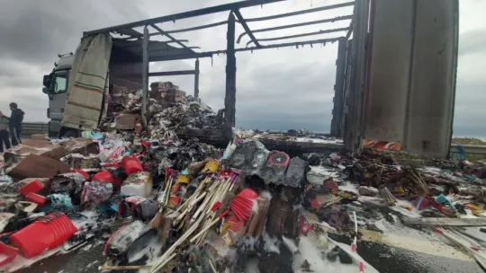 Plastik malzeme taşıyan tır TEM'de alev alev yandı