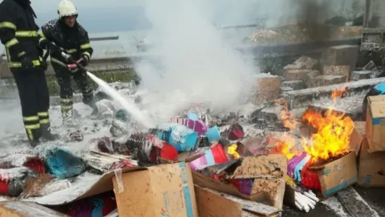 Plastik malzeme taşıyan tır TEM'de alev alev yandı