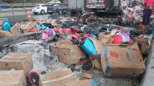 Plastik malzeme taşıyan tır TEM'de alev alev yandı