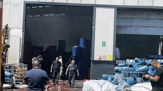 Plastik varil fabrikasında korkutan yangın