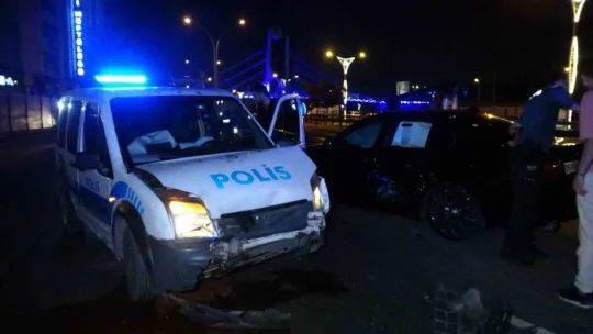 Polis aracı ile otomobil çarpıştı: 2 yaralı