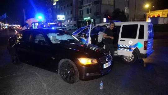 Polis aracı ile otomobil çarpıştı: 2 yaralı