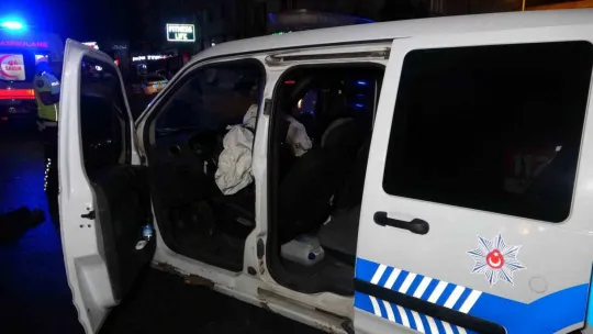 Polis aracı ile otomobil çarpıştı: 2 yaralı