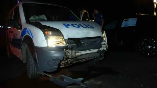 Polis aracı ile otomobil çarpıştı: 2 yaralı
