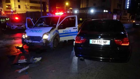 Polis aracı ile otomobil çarpıştı: 2 yaralı