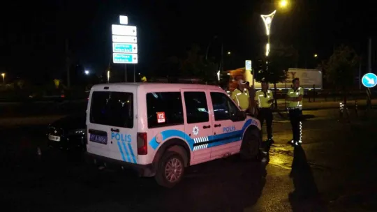 Polis aracı ile otomobil çarpıştı: 2 yaralı