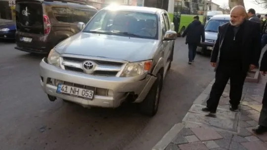 Polis aracı ile otomobil kafa kafaya çarpıştı!