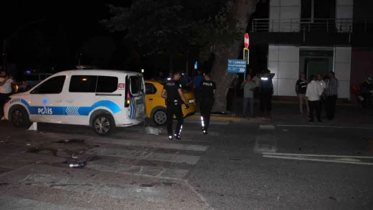 Polis aracına cip çarptı: 2 polis memuru yaralandı