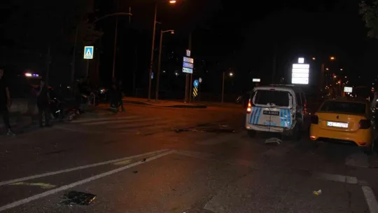 Polis aracına cip çarptı: 2 polis memuru yaralandı