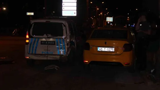 Polis aracına cip çarptı: 2 polis memuru yaralandı