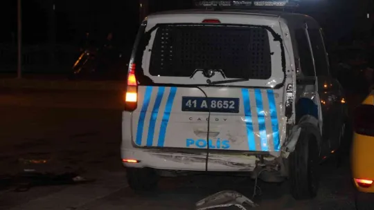 Polis aracına cip çarptı: 2 polis memuru yaralandı