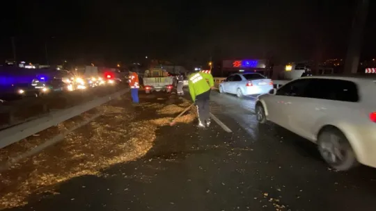 Polis eline aldığı fırçayla yola dökülen talaşı temizledi
