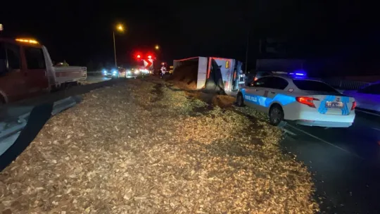 Polis eline aldığı fırçayla yola dökülen talaşı temizledi
