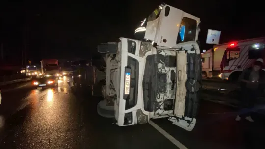 Polis eline aldığı fırçayla yola dökülen talaşı temizledi