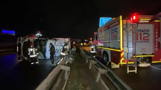 Polis eline aldığı fırçayla yola dökülen talaşı temizledi