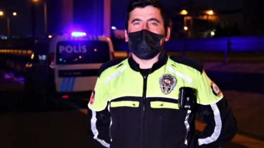 Polis, iftar saatinde yaptığı bu hareketiyle yürekleri ısıttı!