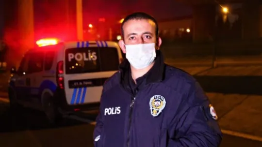 Polis, iftar saatinde yaptığı bu hareketiyle yürekleri ısıttı!