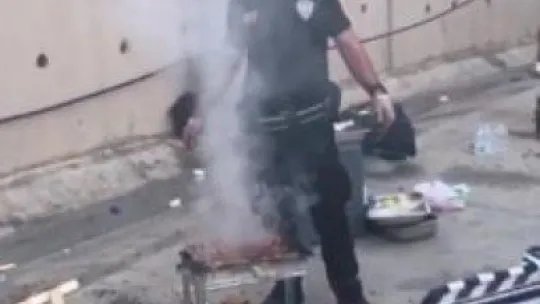 Polis, iftar saatinde yaptığı bu hareketiyle yürekleri ısıttı!