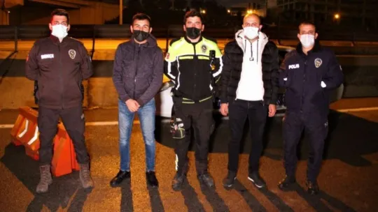 Polis, iftar saatinde yaptığı bu hareketiyle yürekleri ısıttı!