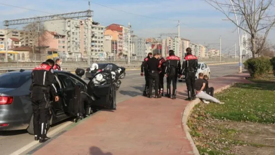 Polis uyuşturucuyu yoldan tek tek topladı