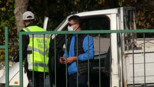 Polisi görünce aracı ile ters yönden kaçmaya çalıştı!