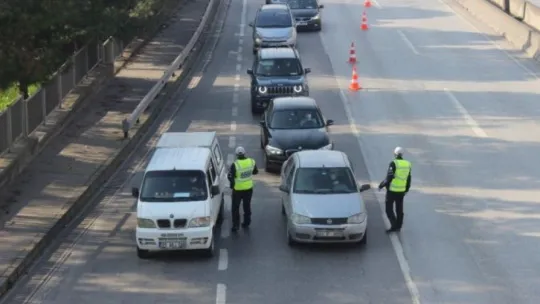 Polisi görünce aracı ile ters yönden kaçmaya çalıştı!