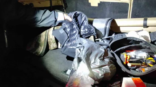 Polisin kovaladığı lüks cipten silah çıktı: Gözaltılar var