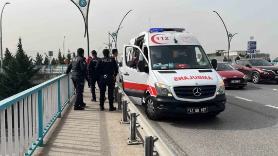 İntihar girişiminde bulunan şahsı sarılarak ikna etti