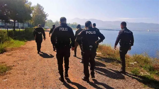 Kaçak avcıları yakalamak için denizin üstünde yürüdüler!