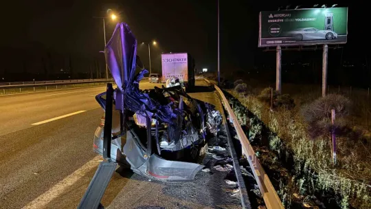 Polislerin içinde bulunduğu otomobil tıra çarptı: 1 ölü 2 yaralı